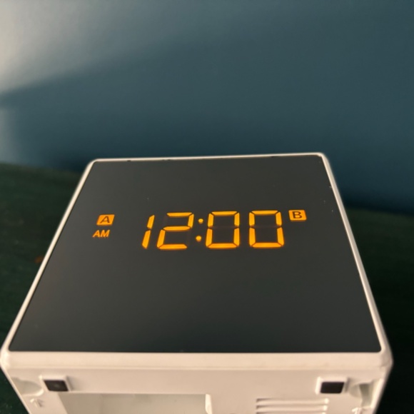 SONY Digital Dual Alarm Clock FM / AM Radio - Model ICF-C1T - White - Picture 3 of 10